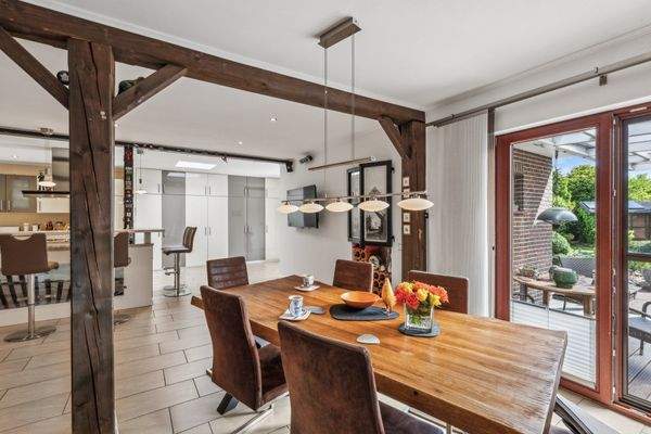 Essbereich mit Zugang zur überdachten Terrasse