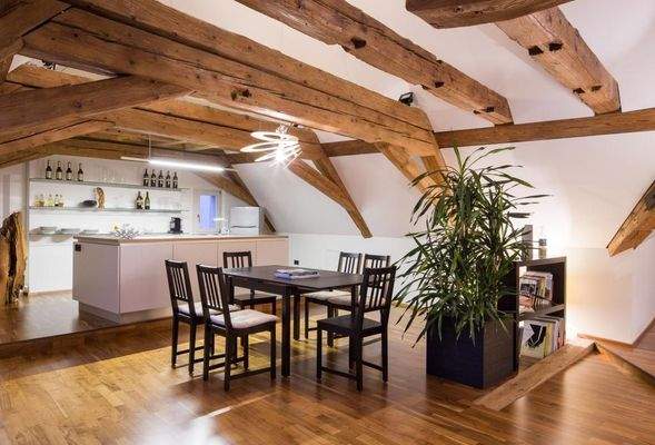Esstisch mit Bar unter Dachboden mit Dachschräge
