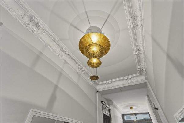 Altbautypisch mit Stuck