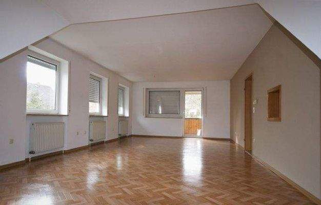 Wohnzimmer mit Blick auf den Balkon