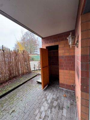 Außeneingang mit Holztür