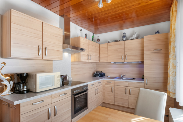 Küche in Holzoptik mit praktischem Essplatz