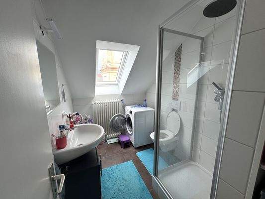 Badezimmer Wohnung DG links