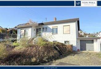 Hausansicht mit Vorgarten 