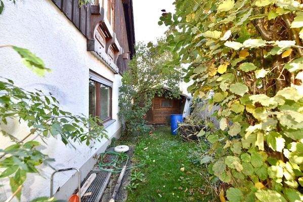Garten hinter Carport