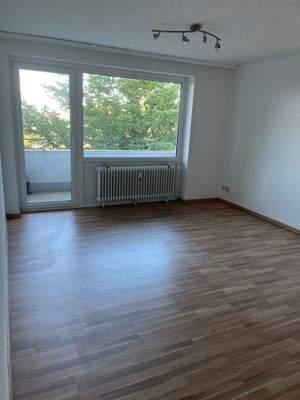 3. Teilansicht Wohnzimmer mit Balkon.jpg