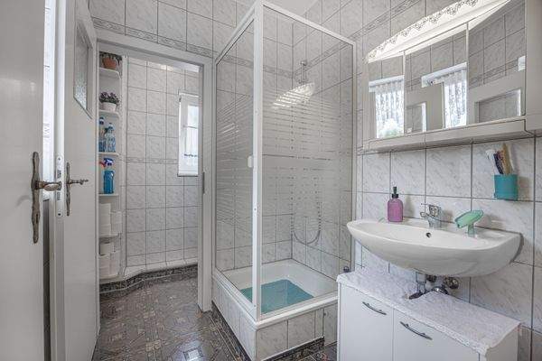 Das Duschbad im EG ist komplett gefliest