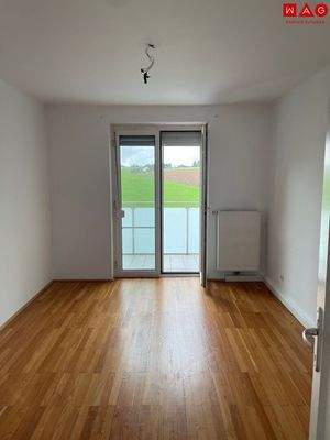 Wohnzimmer mit Balkonzugang