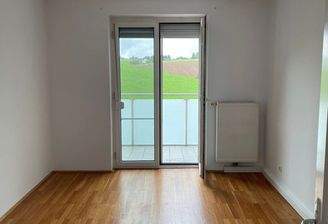 Wohnzimmer mit Balkonzugang