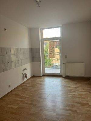 Küche mit Zugang zum Balkon