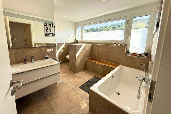 Riesiges Badezimmer mit Badewanne und Dusche (Nr.2)