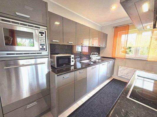 Hochwertige Einbauküche mit Kochinsel