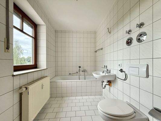 Tageslichtbad mit Wanne 2