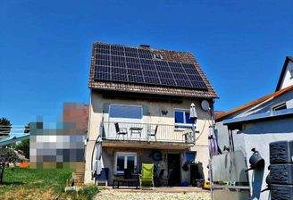 Südseite vom Haus mit einer Solaranlage auf dem Dach