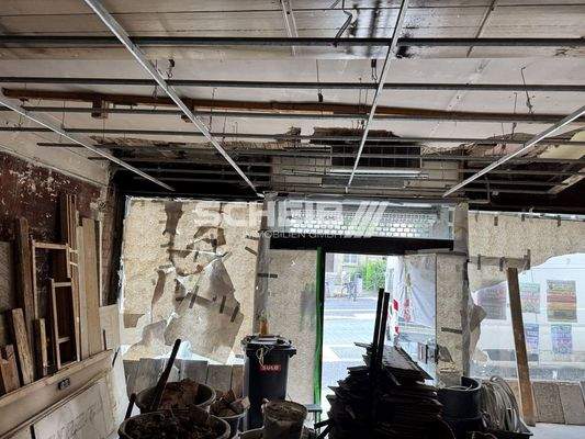 Fläche mit Schaufenster