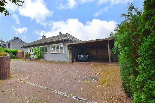 Zurzeit gibt es einen gemeinschaftlichen Carport mit dem vorderen Nachbarn ...