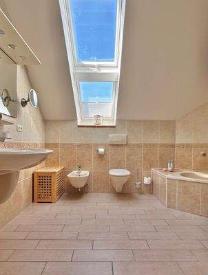 Wunderbar lichtdurchflutetes Badezimmer