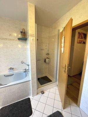 ... mit zusätzl. Dusche