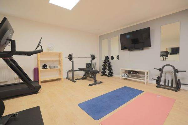 Eigener Fitnessbereich im Untergeschoss