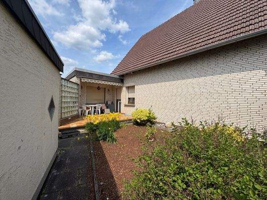 Terrasse mit kleinem Kräutergarten