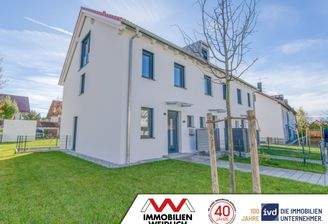 Aussenansicht mit Vorgarten