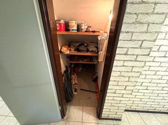 KG Abstellraum unter Treppe