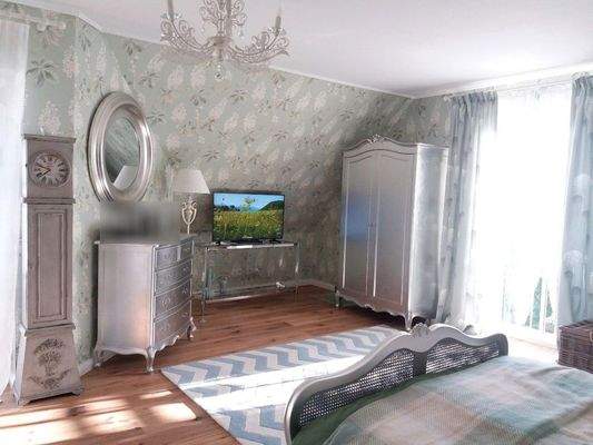 grosses, helles Schlafzimmer