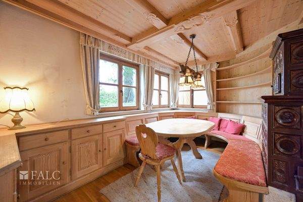 Essbereich mit Kachelofen