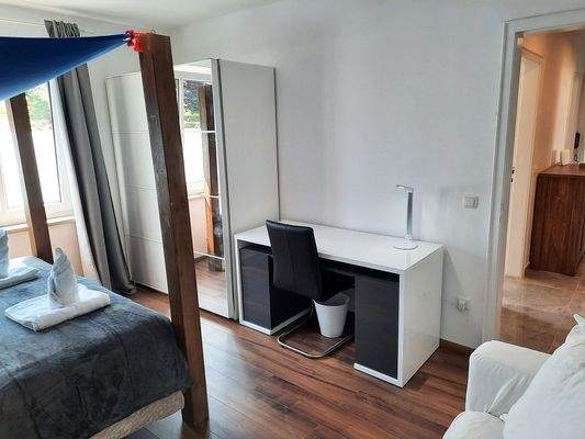 1. Schlafzimmer - Schreibtish