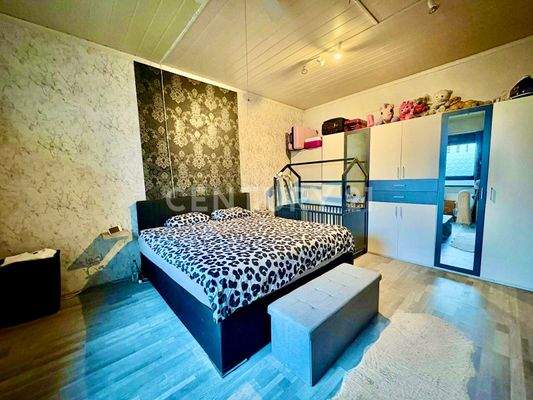 geräumiges Schlafzimmer