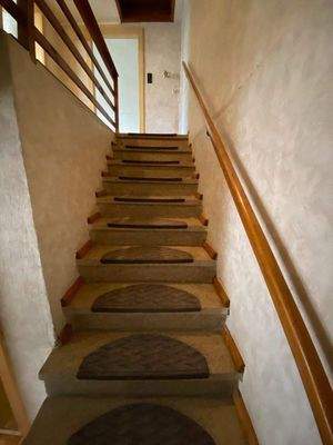 massive Treppe zum 1. OG.jpg