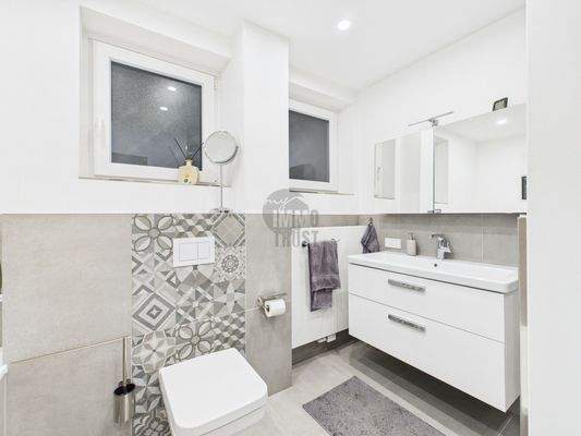 Badewanne und Dusche