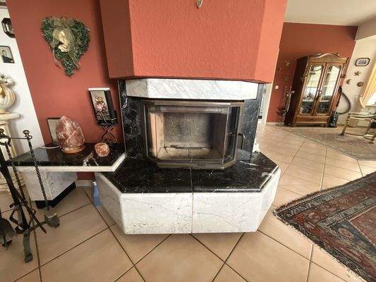 Marmorkamin im Wohnzimmer