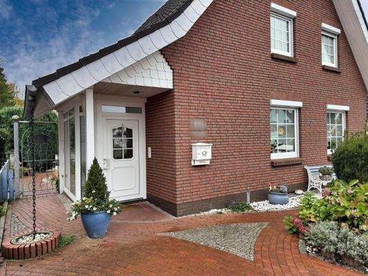 seitlicher Blick zum Hauseingangsbereich