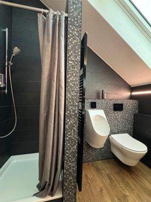 ... mit Dusche und WC
