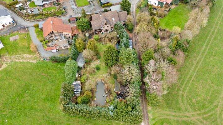 Außenansicht mit Grundstück