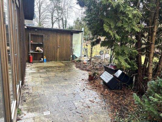 Terrasse und Holzschuppen