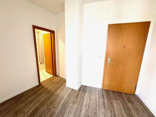 Flur mit Eingang und Bad