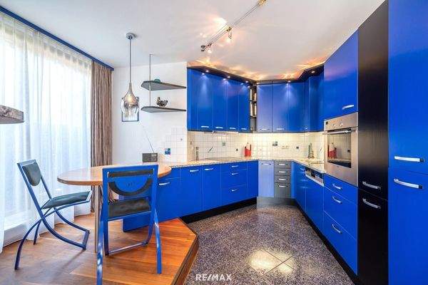 Küche mit Frühstücksplatz