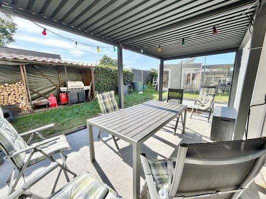 mit Zugang zur überdachten Terrasse