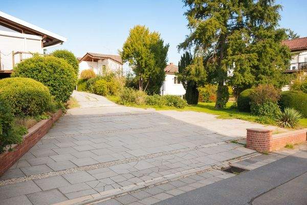 Auffahrt inkl. Stellplätze