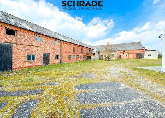 ...mit Wirtschaftsgebäuden