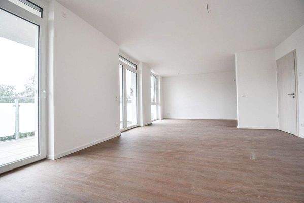 16 Wohnzimmer mit offener Kueche.JPG