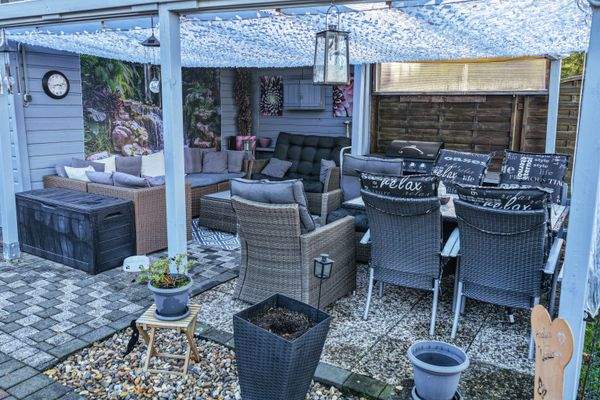 großzügig überdachte Terrasse 