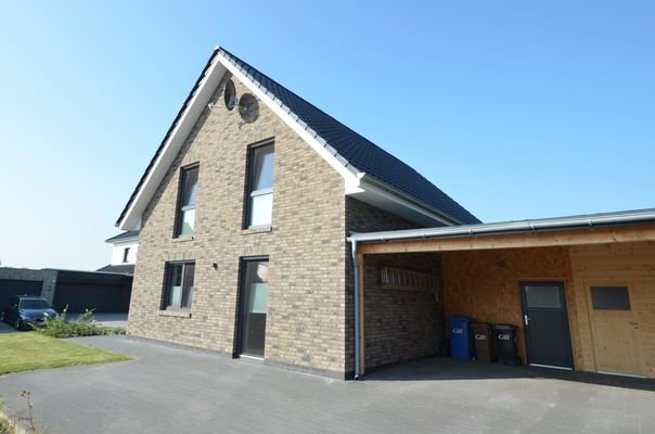 Seitenansicht mit Carport