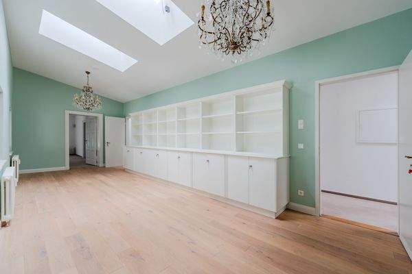 Lichtdurchfluteter Raum mit Stauraum 