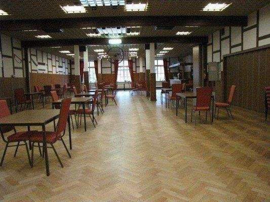 Blick aus dem Saal zur Hauptstrasse