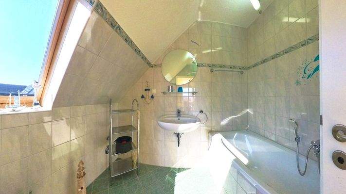 Gemütliches Wannenbad mit natürlichem Lichteinfall