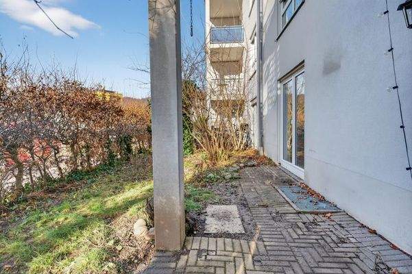 Terrasse mit Gartenfläche