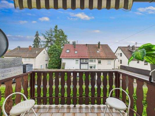 sonniger Balkon in ruhiger Wohnlage